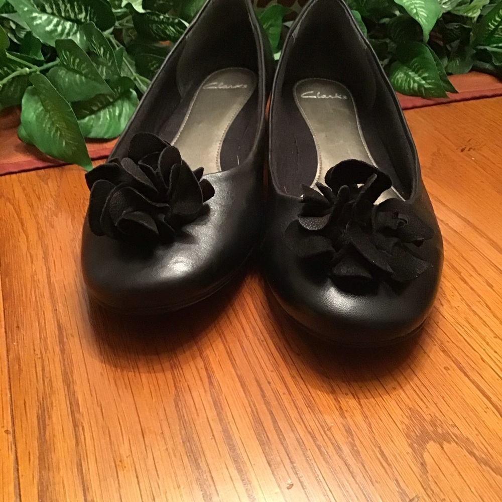 EUC Clarks Black Leather Slip On Flats, SZ 11